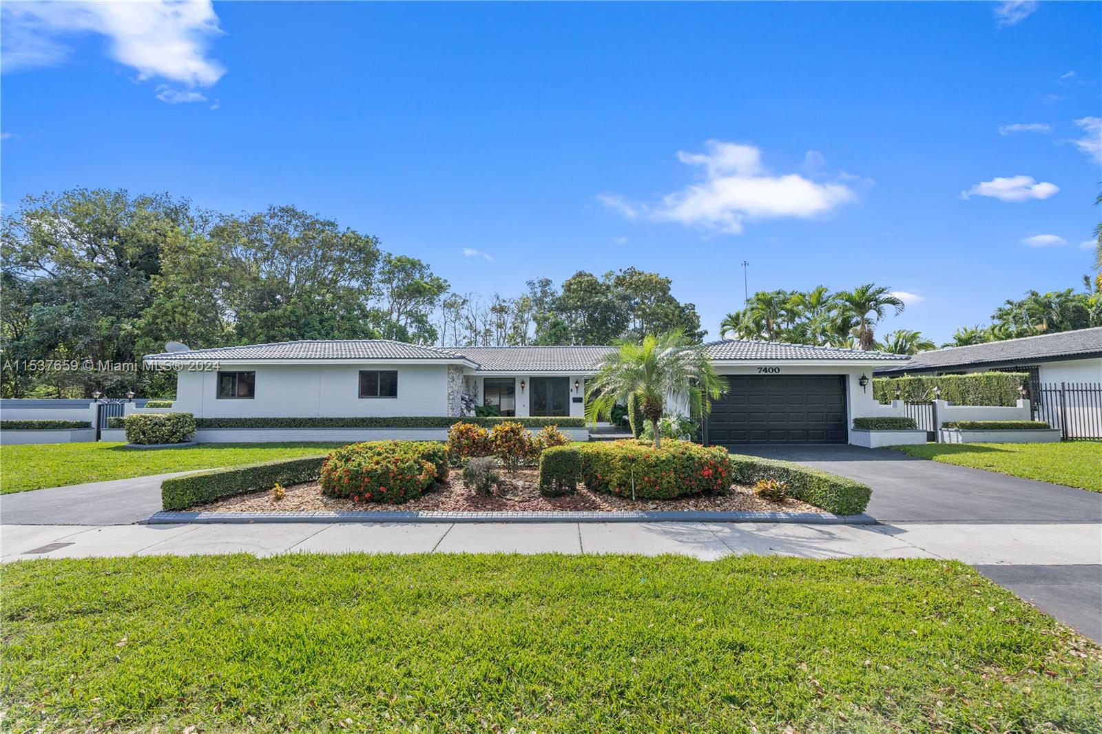 Picture of 7400 Sabal Dr, Miami Lakes FL 33014