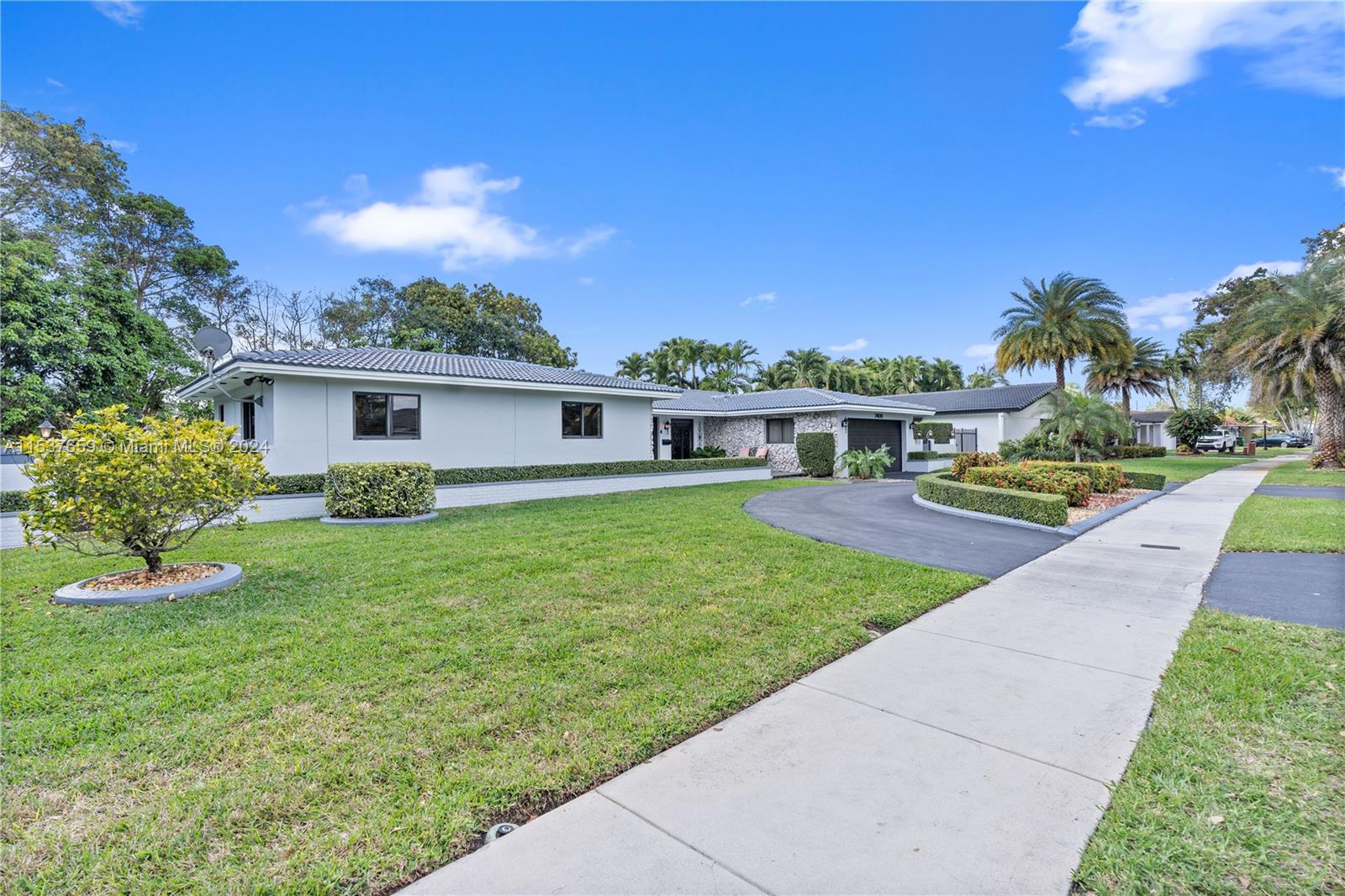 Picture of 7400 Sabal Dr, Miami Lakes FL 33014
