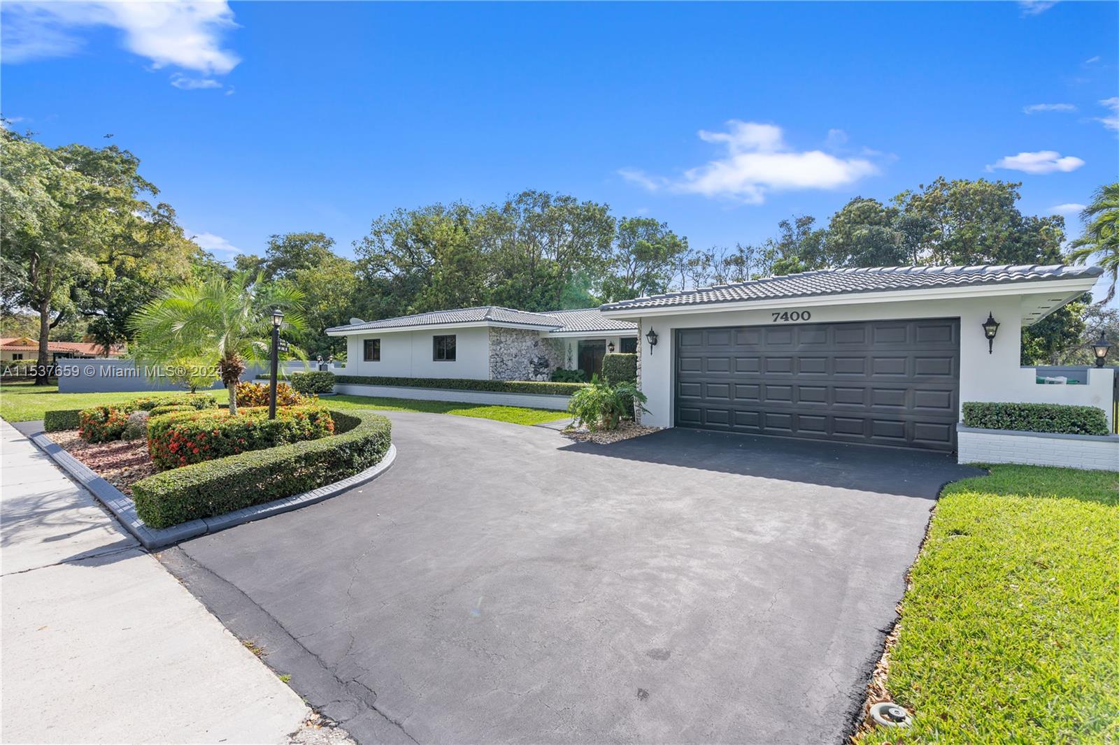 Picture of 7400 Sabal Dr, Miami Lakes FL 33014