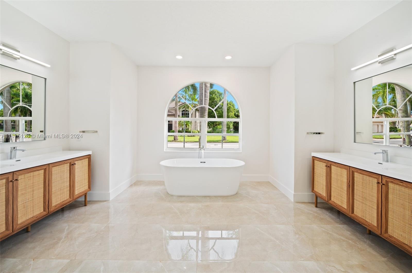 Picture of 1807 Victoria Pointe Cir, Weston FL 33327