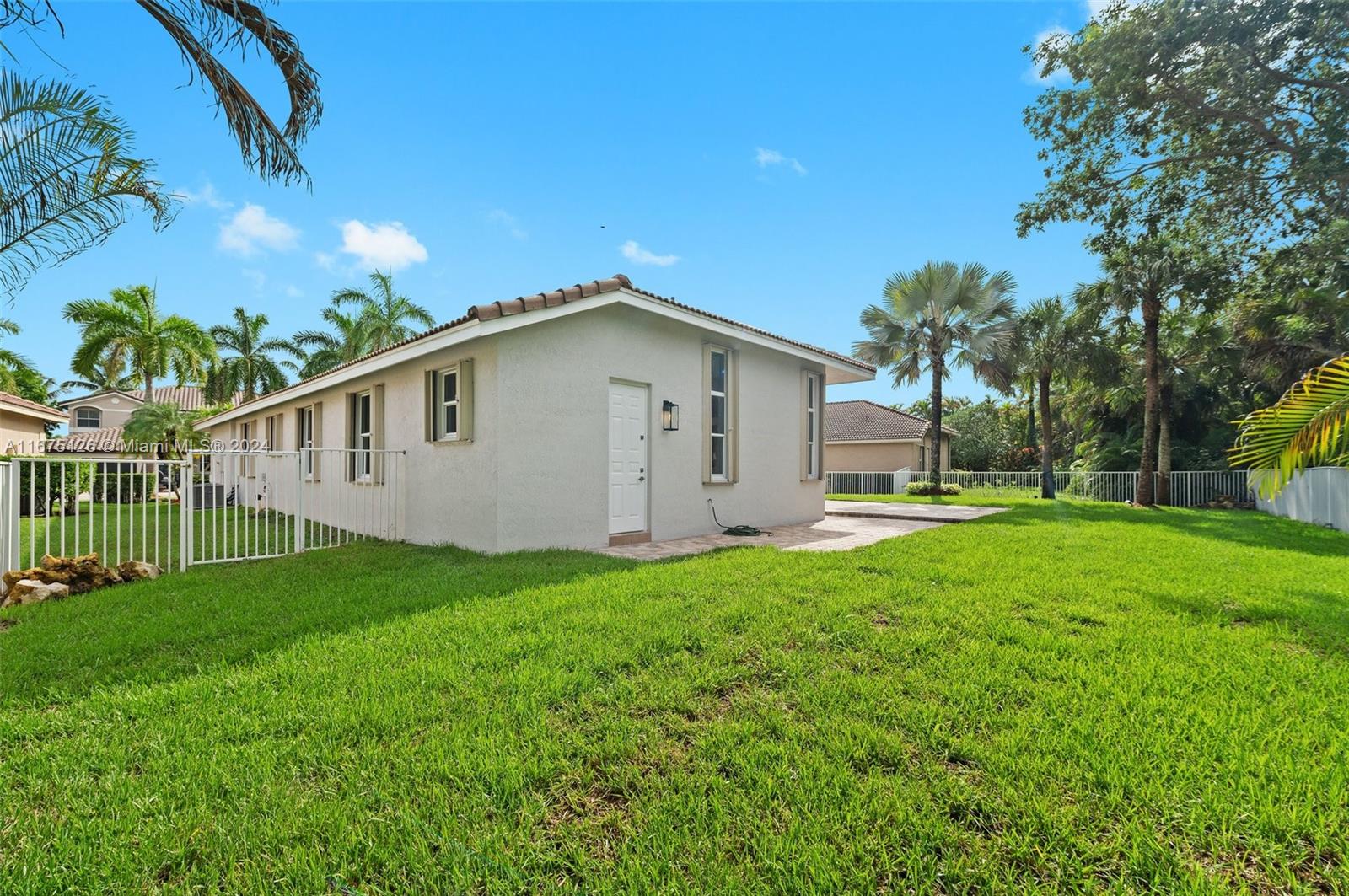 Picture of 1807 Victoria Pointe Cir, Weston FL 33327