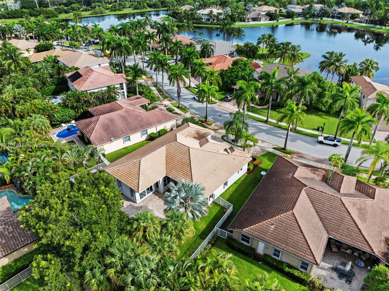 Picture of 1807 Victoria Pointe Cir, Weston FL 33327