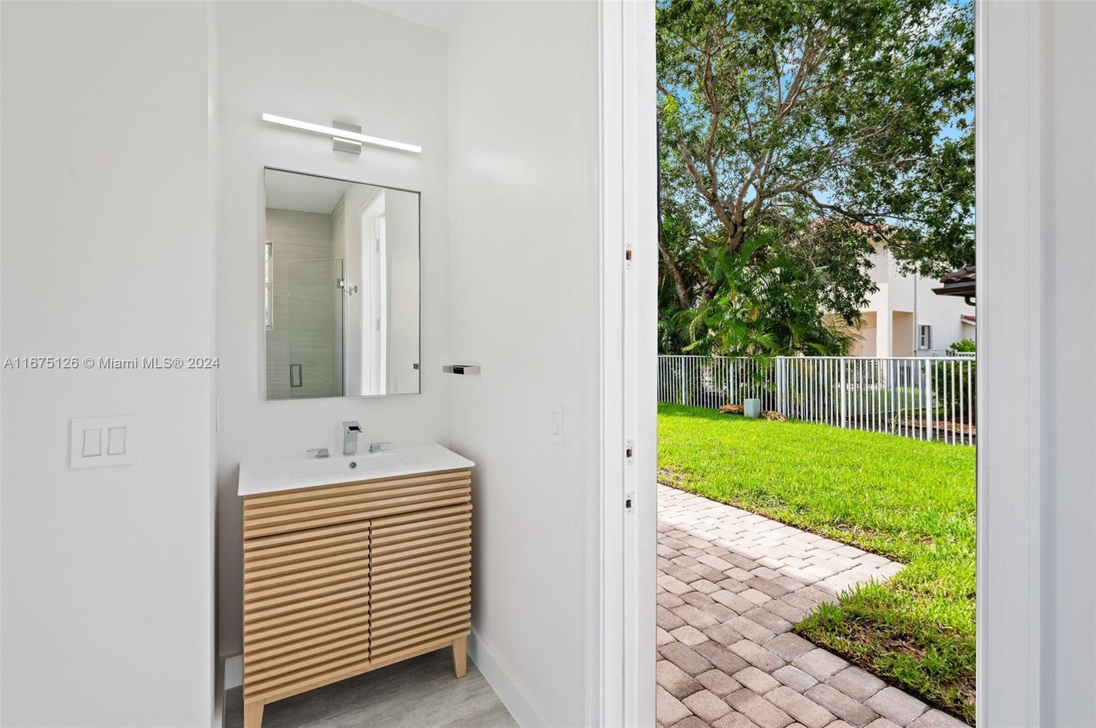 Picture of 1807 Victoria Pointe Cir, Weston FL 33327